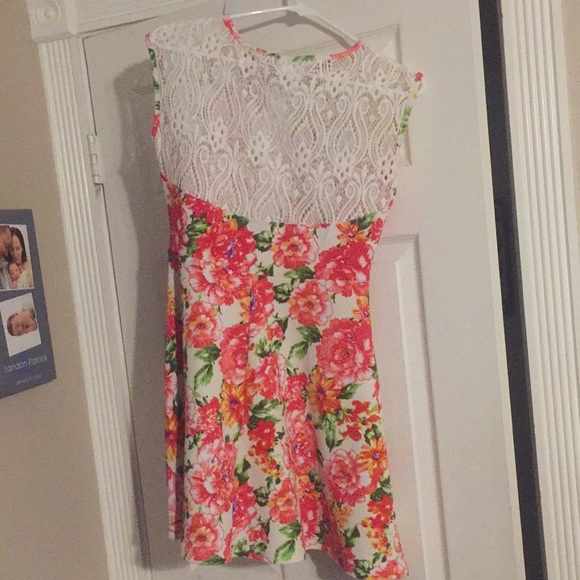 Floral dress. - Picture 3 of 4